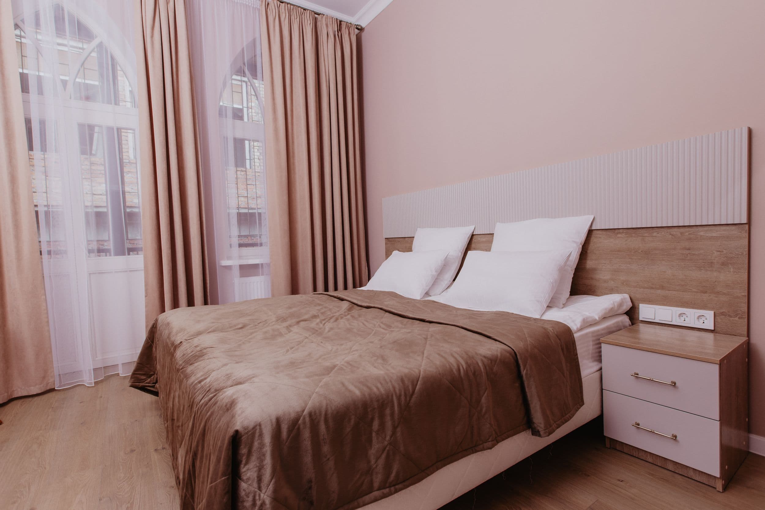 Двуспальная кровать